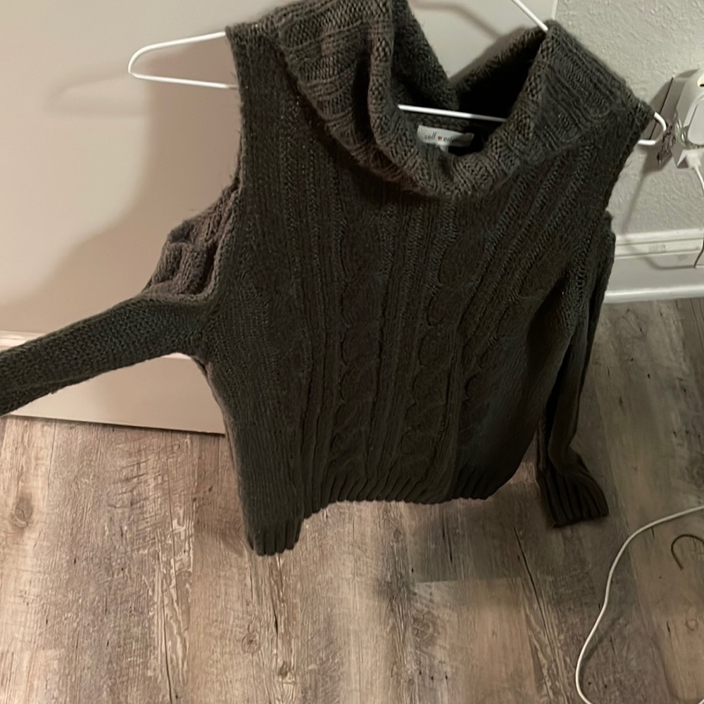 Cut shoulder/turtleneck sweater